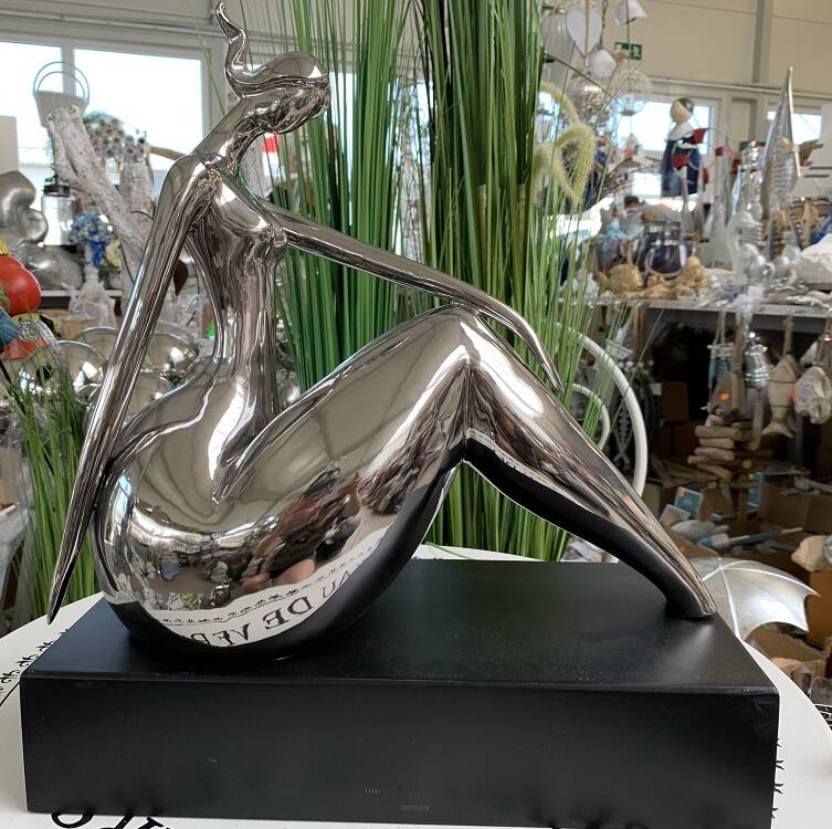 Kobieta na postumencie